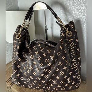 Beautiful Pebble Leather Graffiti Artsy/Hobo Bag